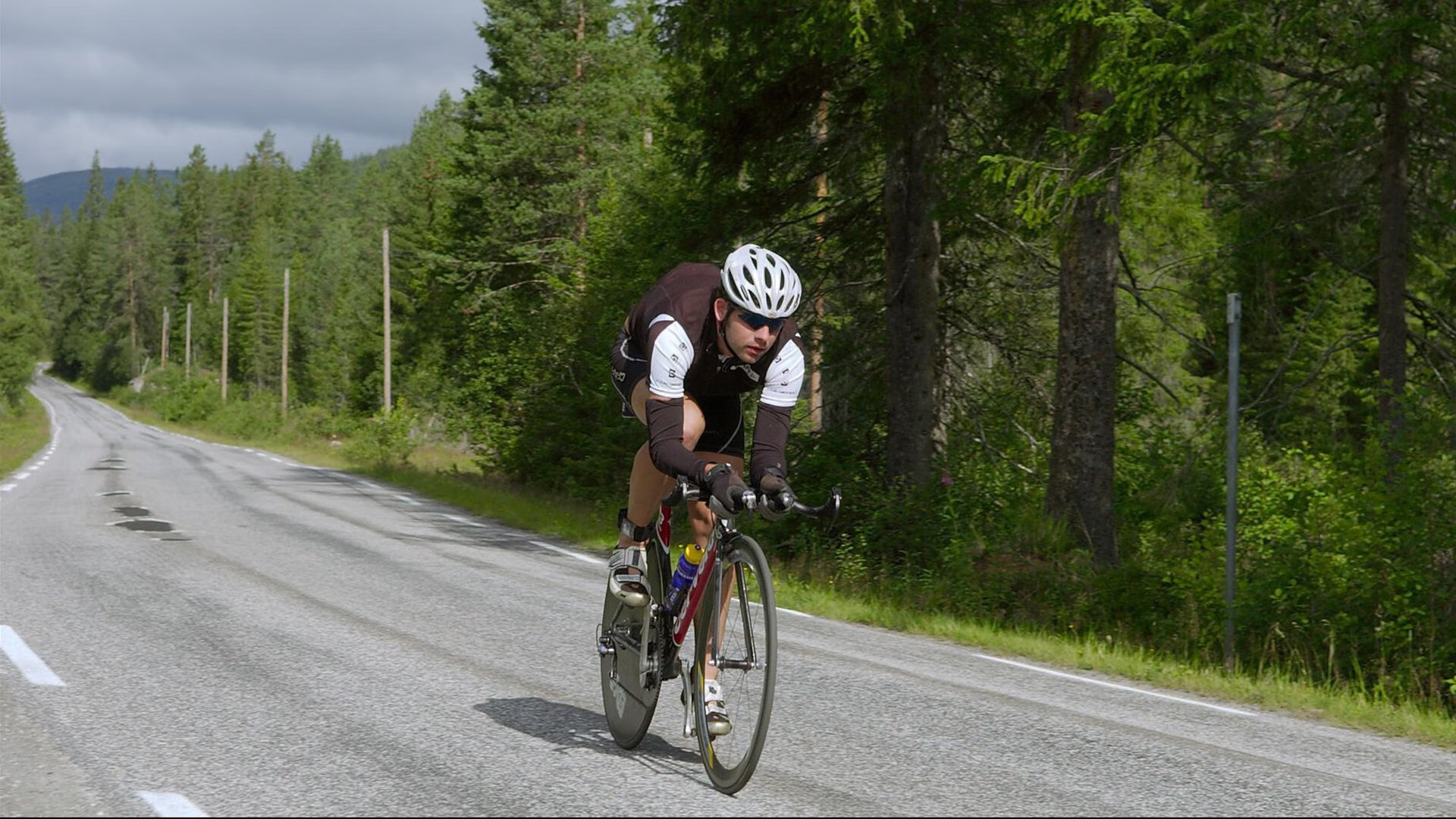 【热点战术】教练如何应对对手的特殊防守布置,教练员非常耐心不厌其烦地给队员们讲解战术安排